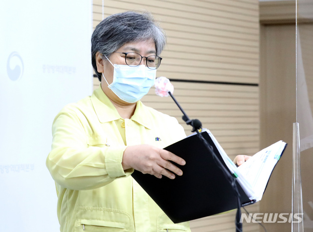 [청주=뉴시스]정은경 중앙방역대책본부장(질병관리청장)이 14일 오후 충북 청주 질병관리본부에서 신종 코로나바이러스 감염증(코로나19) 국내 발생 현황과 국민건강영양조사에 대한 항체가 조사결과 브리핑을 위해 단상에 오르고 있다. 2020.09.14.