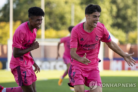 지난달 UEFA 유스리그에 출전한 마빈 박(왼쪽) [EPA=연합뉴스 자료사진]