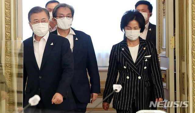 [서울=뉴시스]문재인 대통령이 21일 오후 청와대 영빈관에서 열린 제2차 국정원·검찰·경찰 개혁 전략회의에서 추미애 법무부 장관과 함께 회의에 참석하고 있다. 2020.09.21.