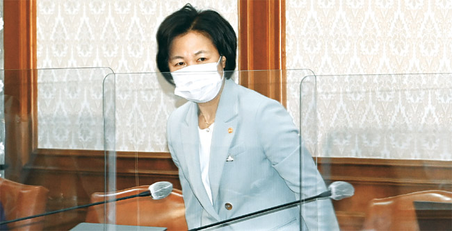아들 군복무 중 휴가 특혜 의혹에 휩싸인 추미애 법무부 장관이 22일 오전 정부서울청사에서 열린 국무회의에 참석해 의자에 앉고 있다. 김호웅 기자