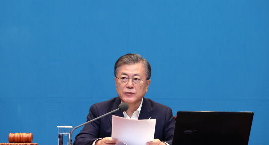 문재인 대통령이 22일 오전 청와대 여민관에서 열린 영상 국무회의에서 발언하고 있다.  연합뉴스