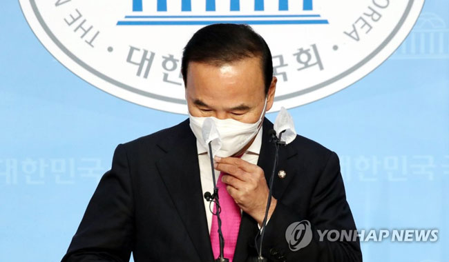 (서울=연합뉴스) 진성철 기자= 국회 국토교통위원회 위원 당시 피감기관들로부터 공사를 특혜 수주했다는 의혹이 제기된 국민의힘 박덕흠 의원이 21일 서울 여의도 국회 소통관에서 열린 해명 기자회견에 참석하고 있다.박 의원은 이날 “공개경쟁 전자입찰제도에서 누군가에게 특혜를 줄 수 있거나 압력을 가하여 수주를 받을 수 없다”고 주장했다. 2020.9.21