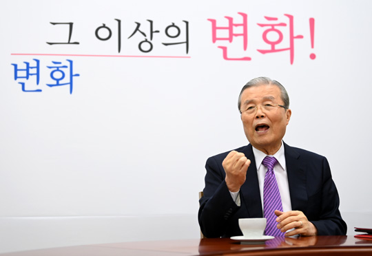 김종인 국민의힘 비상대책위원장이 지난 21일 국회 국민의힘 비대위원장실에서 문화일보와의 인터뷰 도중 문재인 정부를 평가하는 발언을 하고 있다.