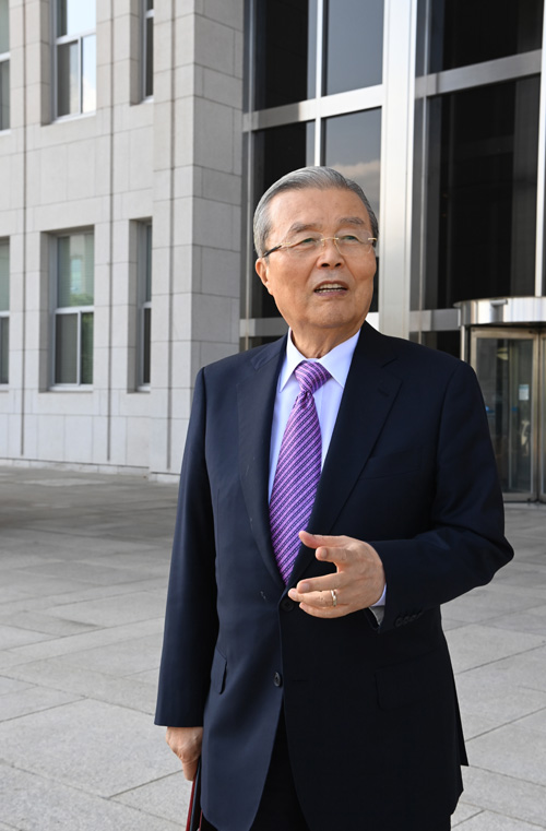 김종인 국민의힘 비상대책위원장이 지난 21일 문화일보와의 인터뷰를 마친 뒤 다른 일정을 소화하기 위해 국회의사당을 떠나고 있다.