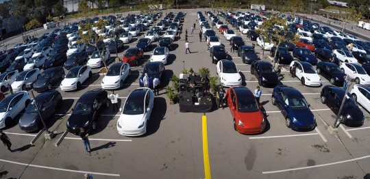 22일 미국 캘리포니아주 프리몬트의 테슬라 공장 주차장에서 열린 테슬라의 ‘배터리 데이’ 행사에서 주주들이 테슬라의 S 시리즈 승용차에 탑승한 채 드라이브인 주주총회에 참석하고 있다. 신종 코로나바이러스 감염증(코로나19) 확산으로 올해 배터리 데이는 지난 7월 예정이었지만 한 차례 연기됐고, 캘리포니아주 마운틴뷰의 컴퓨터 역사관에서 하던 행사도 공장 주차장으로 바뀌었다.  유튜브 캡처