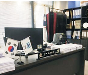 화상 피싱을 위해 차려진 가짜 검사실. 연합뉴스