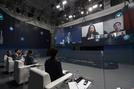 22일 서울시가 전국 최초로 설치한 상설 화상회의 스튜디오 ‘서울온’을 통해 ‘2020 서울 스마트시티 리더스 세미나&콘퍼런스’가 열리고 있다.  서울시청 제공