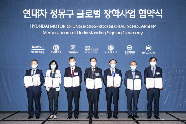 현대차 정몽구 재단은 고려대와 서울대, 연세대, 한양대, 카이스트, KDI국제정책대학원 등과 ‘현대차 정몽구 글로벌 장학사업 협약식’을 개최했다고 23일 밝혔다. 권오규(가운데) 현대차 정몽구 재단 이사장 등 관계자들이 기념촬영을 하고 있다. 현대차 정몽구 재단 제공