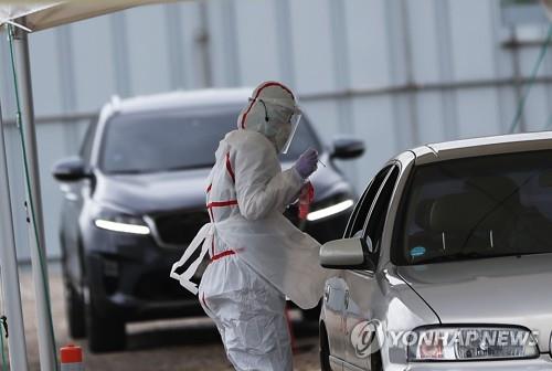 요양시설 확진에 비상 [연합뉴스 자료사진]