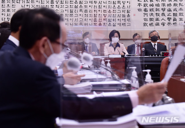 [서울=뉴시스] 추미애 법무부 장관이 23일 서울 여의도 국회에서 열린 국회 법제사법위원회 전체회의에서 질의를 듣고 있다. (공동취재사진) 2020.09.23.