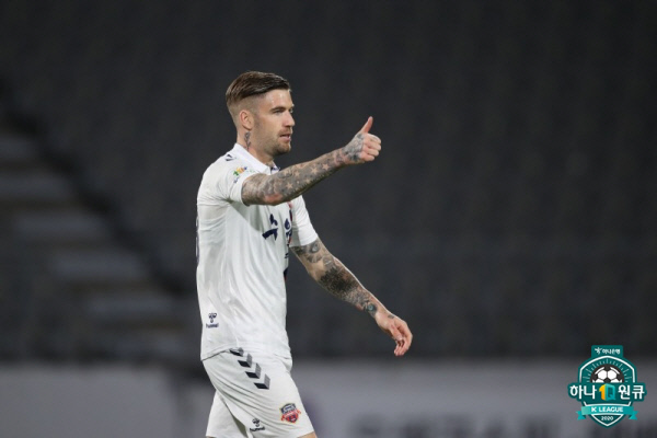 수원 FC의 라스가 지난 21일 충남 아산의 이순신종합운동장에서 열린 하나원큐 K리그2 원정경기에서 득점을 올린 뒤 세리머니를 펼치고 있다.  한국프로축구연맹 제공