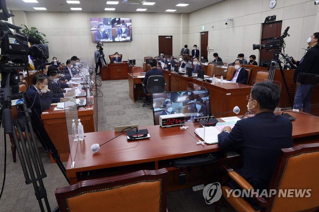 (서울=연합뉴스) 서욱 국방부 장관이 24일 오후 서울 여의도 국회에서 열린 국방위원회 전체회의에서 참석, 연평도 인근 실종 공무원 북한 피격 사건 관련 의원들의 질의에 답변하고 있다. 2020.9.24