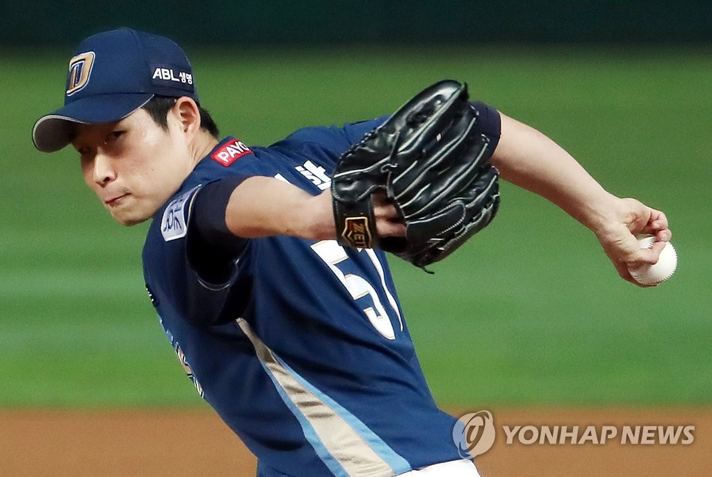 (인천=연합뉴스) 18일 인천 SK행복드림구장에서 열린 프로야구 인천 SK 와이번스와 창원 NC 다이노스의 경기. 1회말 NC 선발투수 이재학이 역투하고 있다. 2020.9.18