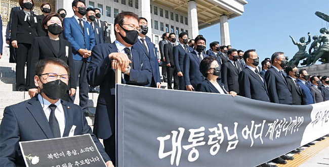 국민의힘 의원들이 28일 오전 국회 본관 앞 계단에서 ‘북한의 우리 국민 학살만행 규탄 긴급의원총회’를 열고 정부 대응을 비판하고 있다. 김선규 기자