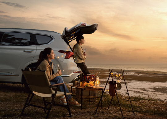 최근 언택트(Untact·비대면) 문화가 확산하면서 차박에 대한 관심도 높아지고 있다. 현대자동차의 차박 체험 플랫폼 ‘휠핑(Wheelping)’을 이용해 캠핑을 즐기는 모습.  현대차 제공