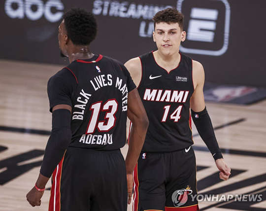 NBA 마이애미의 뱀 아데바요(왼쪽)와 타일러 히로 [EPA=연합뉴스 자료사진]