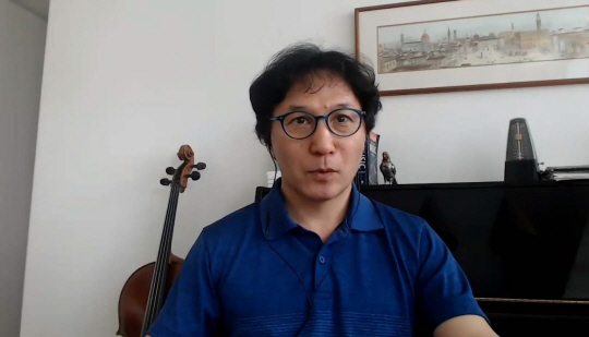 신장섭 싱가포르국립대 교수가 지난 25일 문화일보와 화상으로 인터뷰하고 있다.