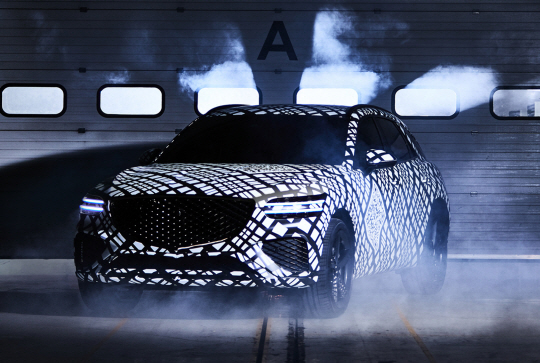 현대자동차그룹 고급차 브랜드 제네시스는 29일 중형 SUV 신차 GV70(세븐티)의 티저 이미지를 최초 공개했다. 제네시스는 앞으로 한 달 동안 위장막을 씌운 GV70의 도로 테스트를 진행할 계획이다.   제네시스 제공