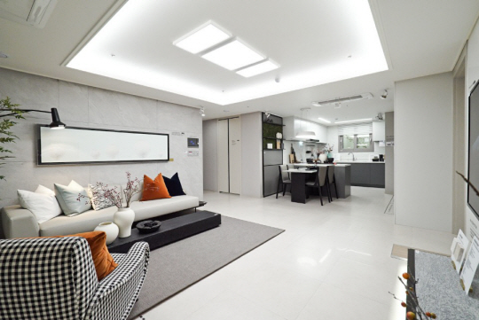 지난해 212 대 1의 청약경쟁률을 기록한 서울 강남구 대치동 롯데건설 ‘르엘대치’유니트 거실 모습.