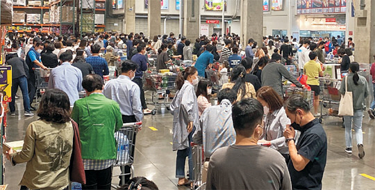 대형마트 의무휴업일 바로 다음 날인 28일 오후 서울 서초구 코스트코 양재점에는 추석 명절을 지내기 위해 장을 보러온 사람들로 북적였다. 이정민 기자