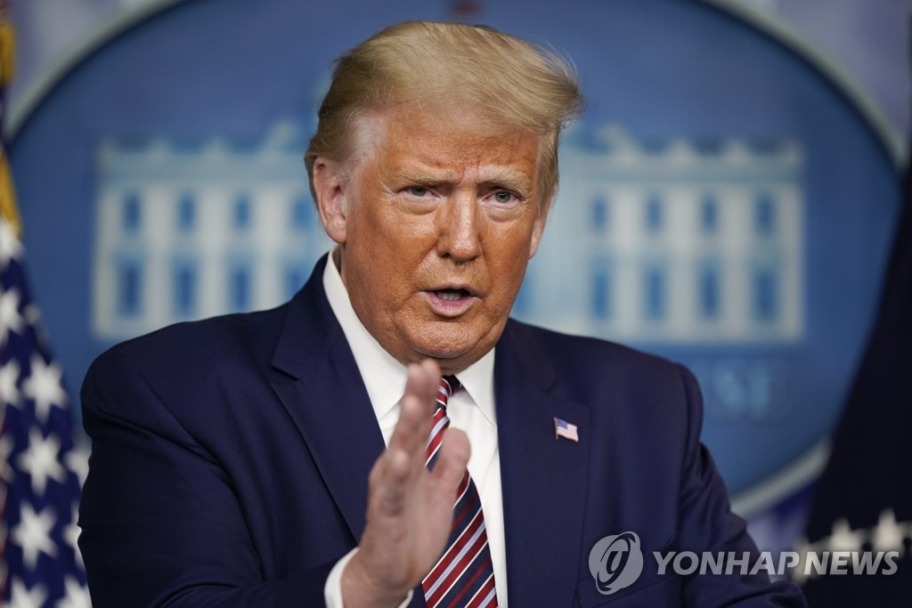 백악관에서 기자회견 진행하는 트럼프 미국 대통령 (워싱턴 AP=연합뉴스)