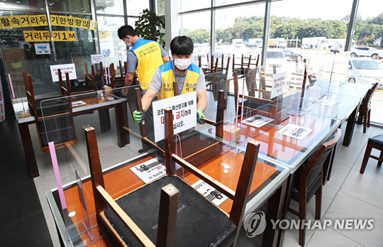 (용인=연합뉴스) 28일 오전 경기도 용인시 경부고속도로 부산 방향 기흥휴게소에서 직원들이 추석 연휴 실내 매장 좌석 운영 금지에 따른 준비작업을 하고 있다. 오는 29일부터 다음 달 4일까지 총 6일간 한국도로공사가 관리하는 모든 고속도로 휴게소 실내매장에서는 신종 코로나바이러스 감염증(코로나19) 확산 방지를 위해 좌석 운영이 금지되고 테이크아웃만 가능하다. 2020.9.28