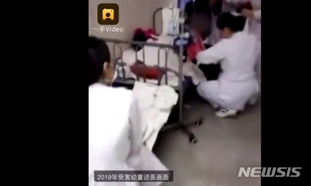 [서울=뉴시스]중국의 한 보육교사가 어린이 25명에게 독극물을 먹여 그중 1명을 숨지게 한 혐의로 사형을 선고받았다고 중국 관영 언론이 29일 보도했다. 지난해 3월27일 허난(河南)성 자오쭤(焦作)의 한 병원에서 독극물에 중독된 어린이들이 치료받고 있다. <사진출처 : 중 환추스바오>