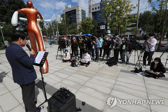 최인식 8·15 비상대책위원회 사무총장이 지난 25일 오전 서울 서초구 서울행정법원 앞에서 기자회견을 열어 집행정지 신청 입장을 밝히고 있다. [연합뉴스 자료사진]