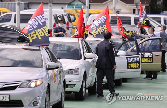 개천절 차량 집회를 예고한 보수단체 ‘새로운 한국을 위한 국민운동’ 회원들이 지난 26일 오후 서울 마포구 마포유수지주차장에서 추미애 법무부 장관 사퇴를 촉구하고 정부의 ‘반미친중’ 정책을 규탄하는 카퍼레이드를 위해 출발 전 대화하는 모습. [연합뉴스 자료사진]