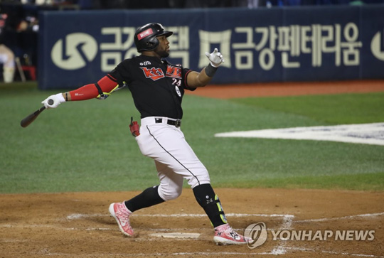 kt 로하스의 홈런 스윙 [연합뉴스 자료사진]