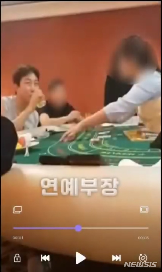 [서울=뉴시스]기자 출신 유튜버 김용호씨가 밝힌 방송인 탁재훈의 원정 도박 의혹 증거 사진. (사진 = 유튜브 ‘김용호연예부장’ 캡처)