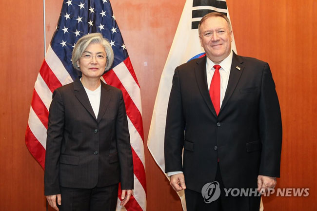 (서울=연합뉴스) 14일(현지시간) 미국 샌프란시스코 인근 팰로앨토의 포시즌 호텔에서 열린 한미 외교장관회담에 참석한 강경화 외교부 장관과 마이크 폼페이오 미국 국무장관이 기념촬영을 하고 있다. 2020.1.15[외교부 제공. 재판매 및 DB 금지]