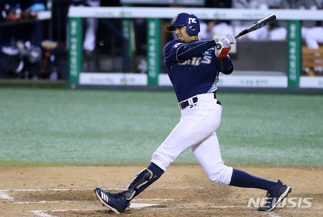 [서울=뉴시스] 19일 오후 서울 송파구 잠실야구장에서 열린 2020 신한은행 SOL KBO리그 두산 베어스 대 NC 다이노스의 경기, 7회초 2사 1,2루에서 NC 알테어가 3루수 앞 땅볼을 치고 있다.알테어는 두산 3루수 허경민의 실책으로 1루에 진루했다.  2020.05.19.