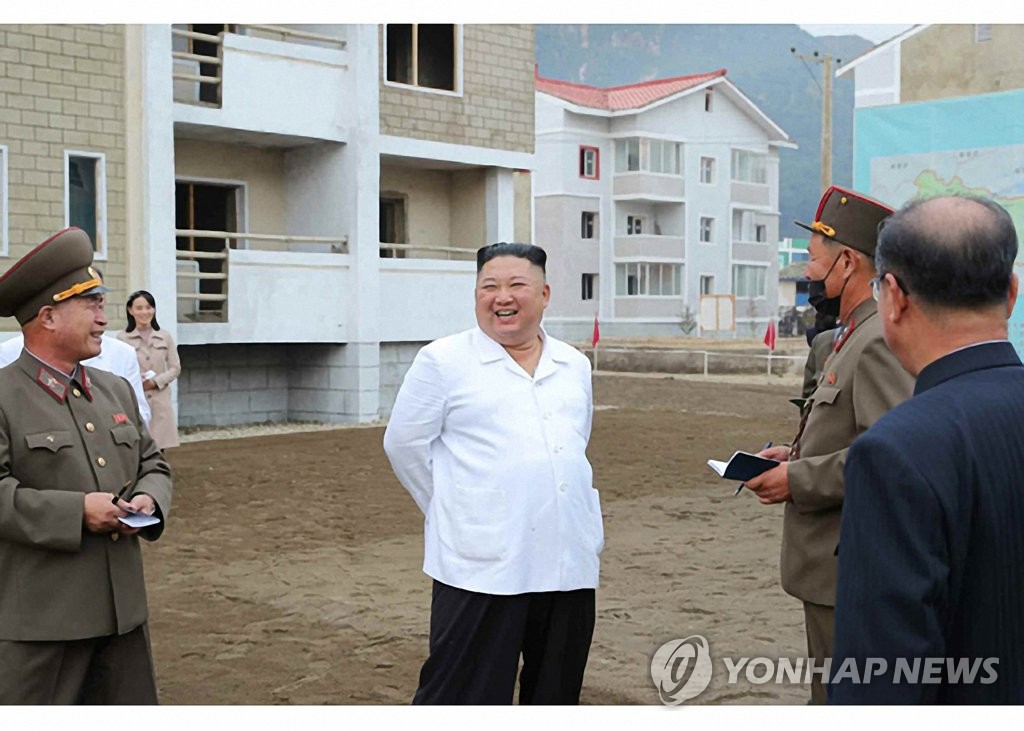 (서울=연합뉴스) 북한 김정은 국무위원장이 강원도 김화군 피해 복구 현장을 현지지도했다고 2일 노동당 기관지 노동신문이 보도했다. 두달여 간 공식석상에 모습을 드러내지 않았던 김여정 당 제1부부장이 수행하는 모습도 포착됐다.2020.10.2 [노동신문 홈페이지 캡처. 재판매 및 DB 금지]