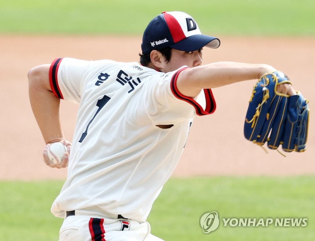 (서울=연합뉴스) 4일 오전 잠실야구장에서 열린 2020 KBO리그 기아 대 두산 경기. 1회 초 두산 선발투수 함덕주가 역투하고 있다. 2020.10.4