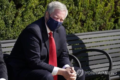 벤치 앉아 의료팀 브리핑 지켜보는 메도스 실장 [AP=연합뉴스]