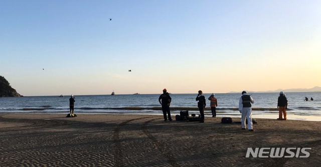 [부산=뉴시스] 5일 오후 부산 사하구 다대포해수욕장에서 중학생 1명이 실종, 119구조대와 부산해경 등이 수색작업을 펼치고 있다. (사진=부산경찰청 제공). 2020.10.05.