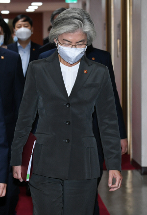 남편의 해외여행 출국으로 논란에 휩싸인 강경화 외교부 장관이 6일 오전 화상으로 진행된 국무회의에 참석하기 위해 정부서울청사 회의실로 향하고 있다.