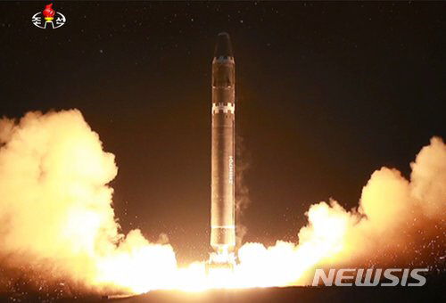 북한이 2017년 11월 29일 평양 인근에서 발사한 화성-15형 대륙간탄도미사일(ICBM)이 솟구치는 모습. 오는 10월 10일 북한 노동당 창건 열병식에는 화성-15형을 개량한 다탄두 ICBM을 선보일 가능성이 거론된다. 뉴시스