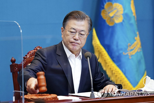 (서울=연합뉴스) 문재인 대통령이 6일 오전 청와대에서 국무회의를 시작하며 의사봉을 두드리고 있다.