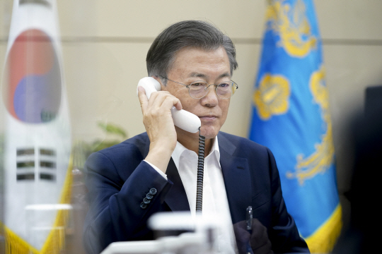 문재인 대통령이 6일 청와대 여민관에서 샵카트 미르지요예프 우즈베키스탄 대통령과 전화통화하고 있다.  청와대 제공