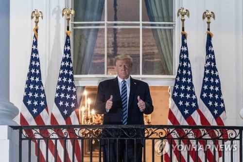 5일(현지시간) 백악관에 돌아와 양손 엄지손가락을 치켜들고 포즈를 취하는 도널드 트럼프 미국 대통령 [EPA=연합뉴스]