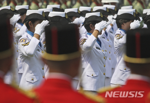 【자카르타(인도네시아)=AP/뉴시스】인도네시아 수도 자카르타의 메르데카 왕궁에서 지난 2012년 8월17일 열린 독립기념 행사에 참석한 인도네시아 여성 해군들. 인도네시아는 여군 및 여경 채용 시 처녀성 검사를 실시하는 것이 어떤 과학적 타당성도 없다는 세계보건기구(WHO)의 경고에도 불구하고 여전히 검사를 실시하고 있다고 휴먼 라이츠 워치(HRW)가 22일 밝혔다. 2017.11.22