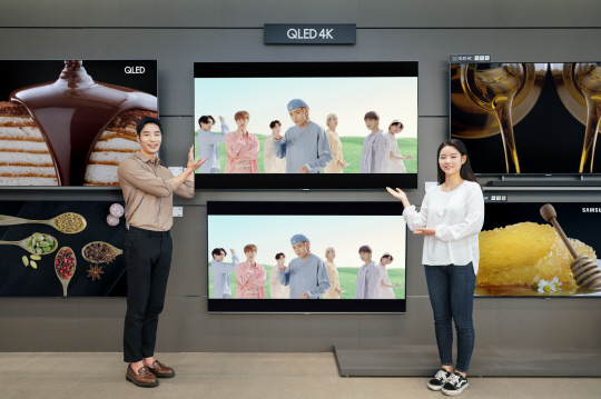 8일 서울 강남구 논현동 삼성디지털프라자 강남 본점에서 모델들이 삼성 TV를 통해 방탄소년단 ‘다이너마이트’ 뮤직비디오를 선보이고 있다.   삼성전자 제공
