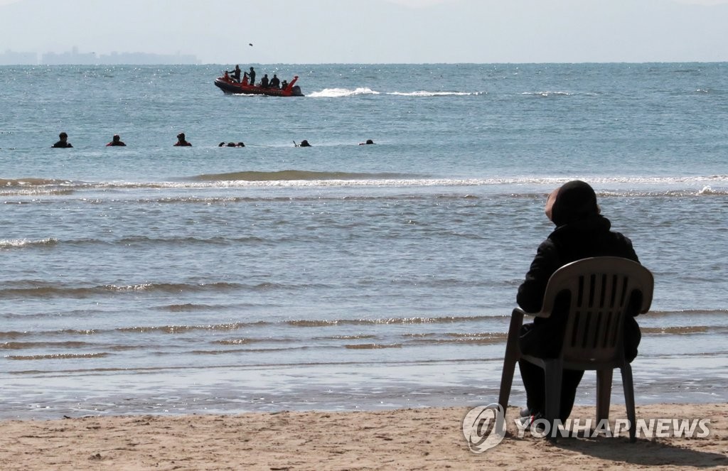 (부산=연합뉴스) 손형주 기자 = 6일 오후 부산 사하구 다대포해수욕장에서 소방대원들이 전날 물놀이를 하다 실종된 중학생을 수색하고 있다. 실종자 할머니가 이를 초조하게 바라보고 있다. 지난 5일 다대포해수욕장에서 중학교 3학년 학생 7명이 바다에 들어갔다가 1명이 숨지고 1명이 현재까지 실종된 상태다. 2020.10.6
