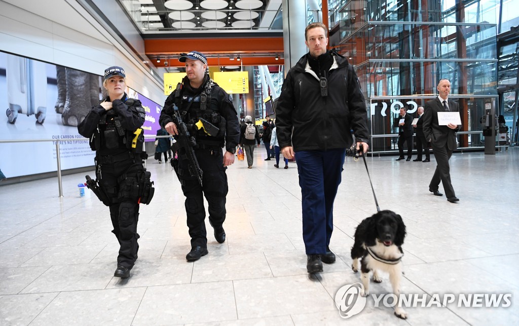 런던 히스로 공항에서 순찰 중인 무장 경찰 [EPA=연합뉴스]