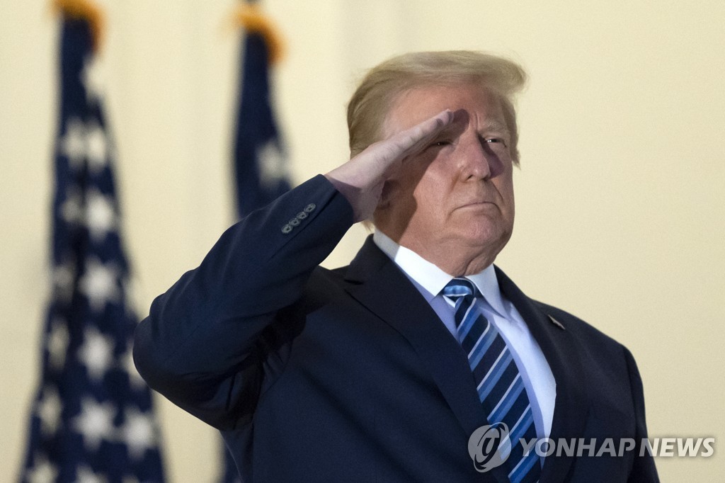 “코로나 두려워 말라” 백악관에서 투병생활을 하고 있는 도널드 트럼프 미국 대통령[AP=연합뉴스 자료사진]