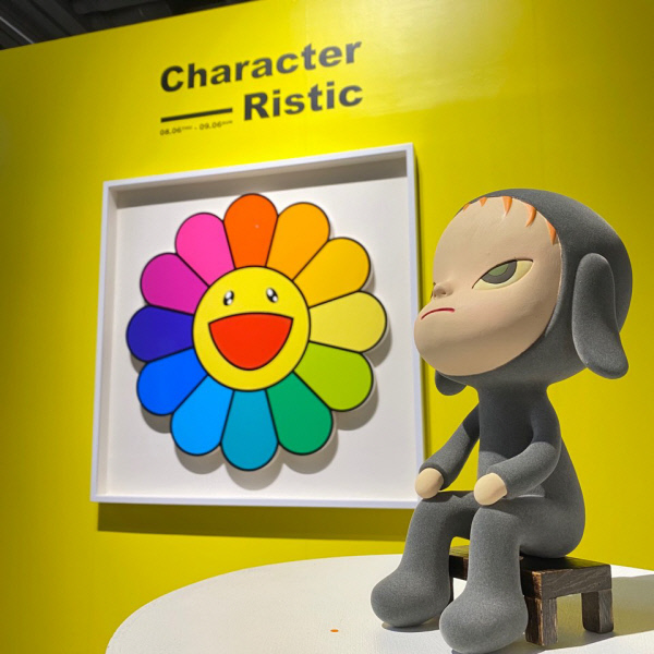 ‘카우스 앤 캐릭터-리스틱’ 전시장 전경.