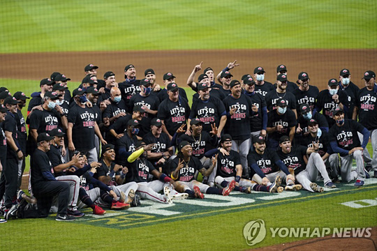 NLCS 진출 기념사진 찍는 애틀랜타 브레이브스 [AP=연합뉴스]