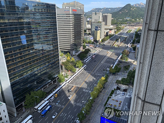 (서울=연합뉴스) 한글날인 9일 서울 광화문 도로에 돌발적인 집회·시위 등을 차단하기 위한 경찰 버스가 줄지어 서 있다. 2020.10.9